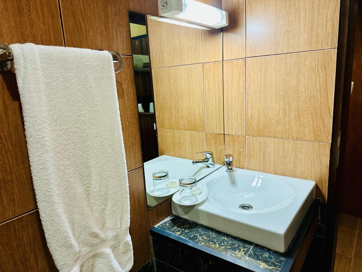 Yaahot Hotel ยาอุนเด ภายนอก รูปภาพ