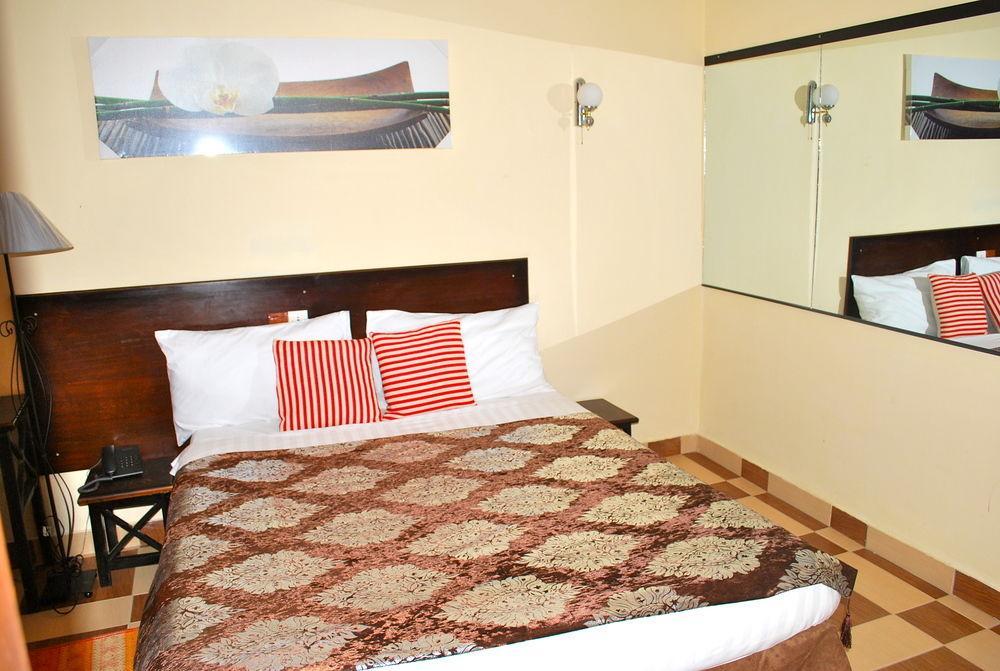Yaahot Hotel ยาอุนเด ภายนอก รูปภาพ